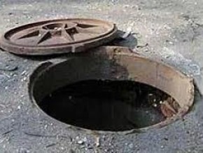 В Ужгороді «на гарячому» затримали безробітного, що вкрав кришку каналізаційного люку
