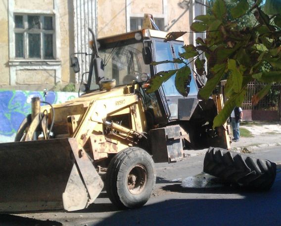 В Ужгороді у трактора посеред вулиці відвалилося колесо (ФОТО)