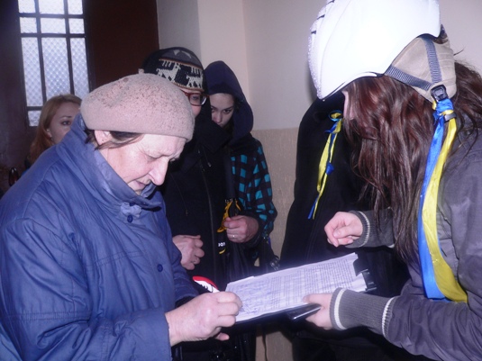 Ужгородці передали "регіоналу" Ковачу вимогу про відкликання голосу за "ручні закони" (ФОТО, ВІДЕО)