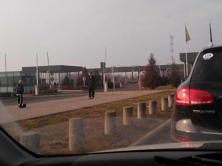ФОТОФАКТ. На українсько-угорському кордоні в Берегові чергу водії коротали за футболом