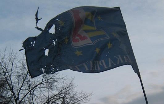 Закарпатці з Майдану підняли прапор Закарпаття на Грушевського (ФОТО)