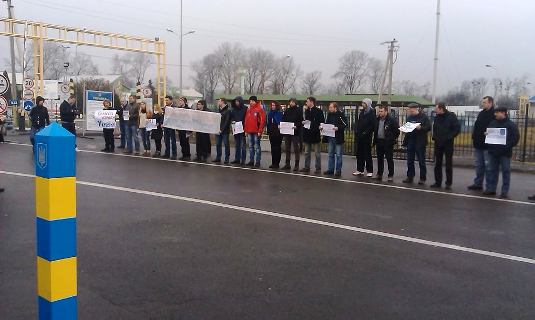 Ужгородський Автомайдан завершив акцію непокори на пункті пропуску "Тиса" і прямує на Чоп