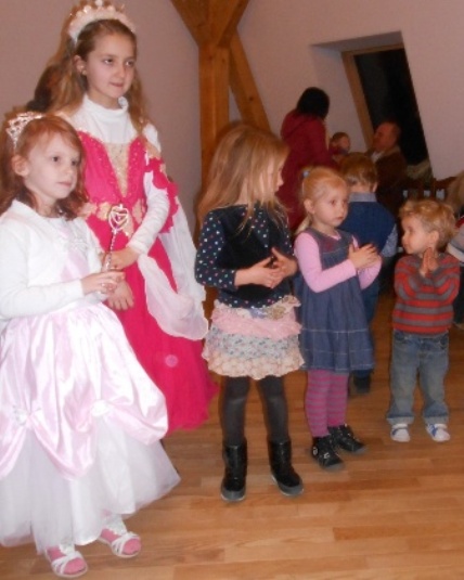На вечорі дозвілля для молоді в Ужгороді колядували та змагались у вікторинах близько 300 діточок (ФОТО)