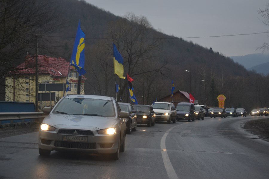 Пікетувальників закарпатського АвтоМайдану дорогою вітають волівчани з прапорами і під звуки клаксонів