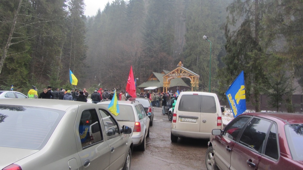 Закарпатці масово вітали АвтоМайдан, що їхав "у гості" до Медведчука (ФОТО, ВІДЕО)