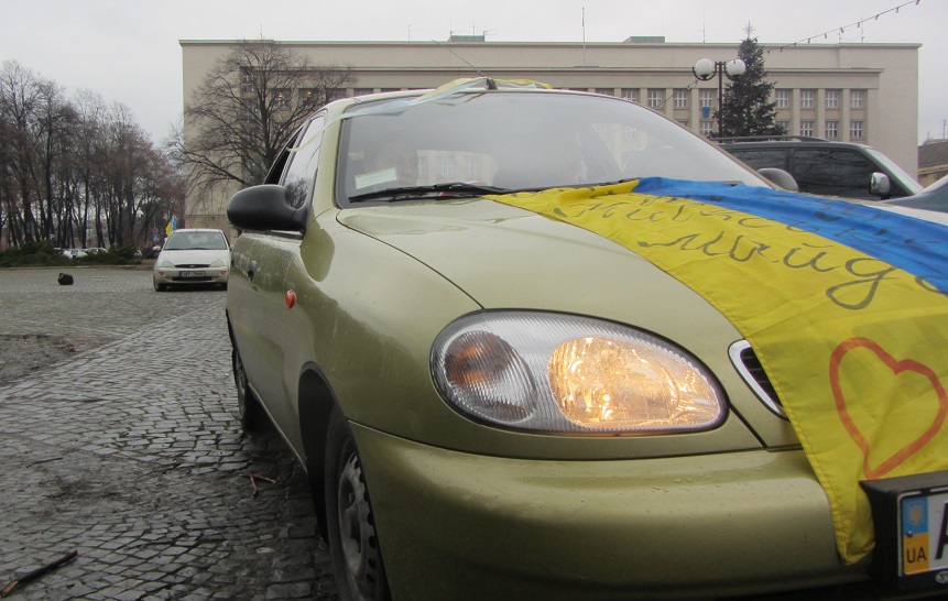 Ужгородці зустрічали АвтоМайдан біля ОДА посмішками, вітальними жестами і миганням фар