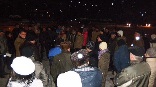 Мешканці Виноградова щовечора збираються на головній площі міста, аби обговорити події та скоординувати дії (ФОТО)