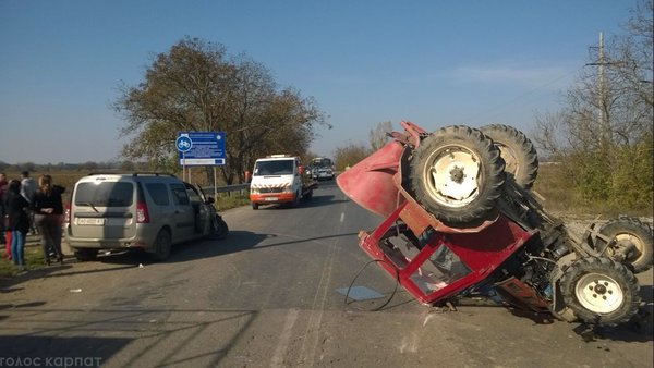 На Виноградівщині трактор перекинувся внаслідок зіткнення з "Дачією" (ФОТО)