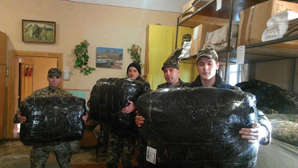Закарпатським військовим в АТО відправили 200 комплектів теплої білизни, купленої на зібрані на ярмарках кошти (ФОТО)
