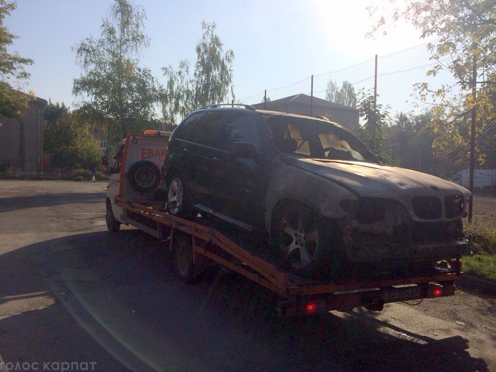 У Виноградові спалили джип BMW X5 місцевого підприємця (ФОТО)