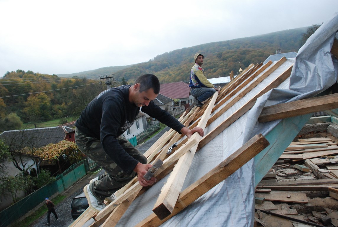 Поки в дитсадку Собатина на Іршавщині "капітально" ремонтують дах, діти — на канікулах (ФОТО)