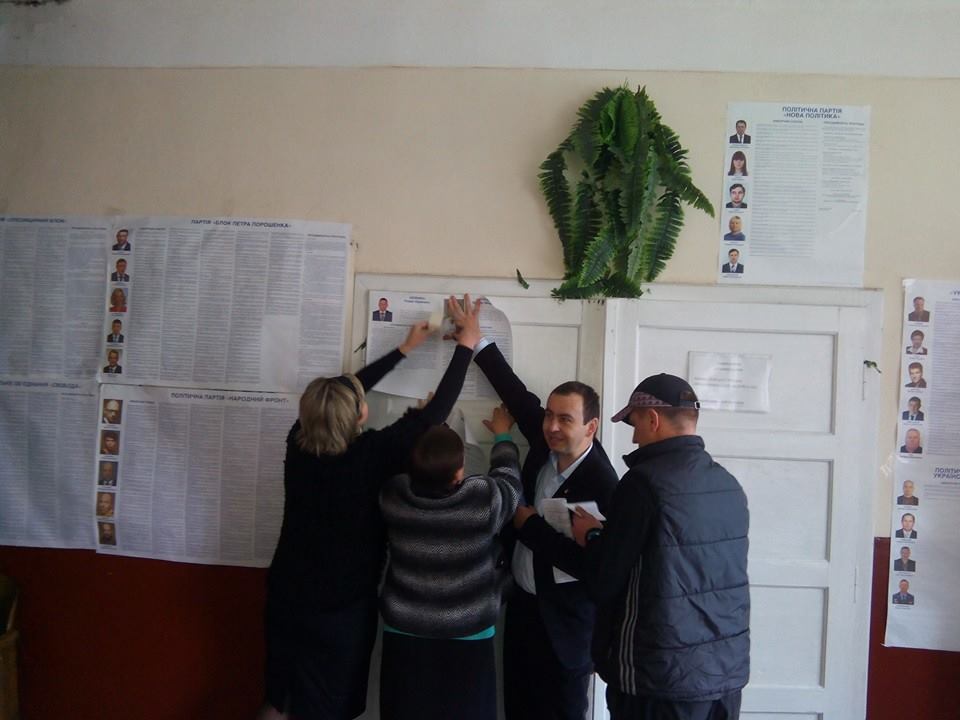 На одній із дільниць на Хустщині інформацію про кандидатів-мажоритарників вивісили лише пообіді (ФОТО)