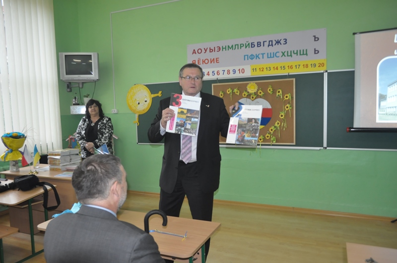 Під час візиту делегації з Височини в ужгородську "масарикову школу" закладу вручили чеські підручники (ФОТО)