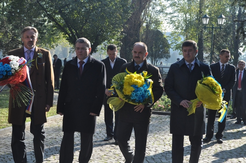 Міністр закордонних справ Чехії та керівництво Закарпаття поклали квіти до пам’ятника Масарика (ФОТО)