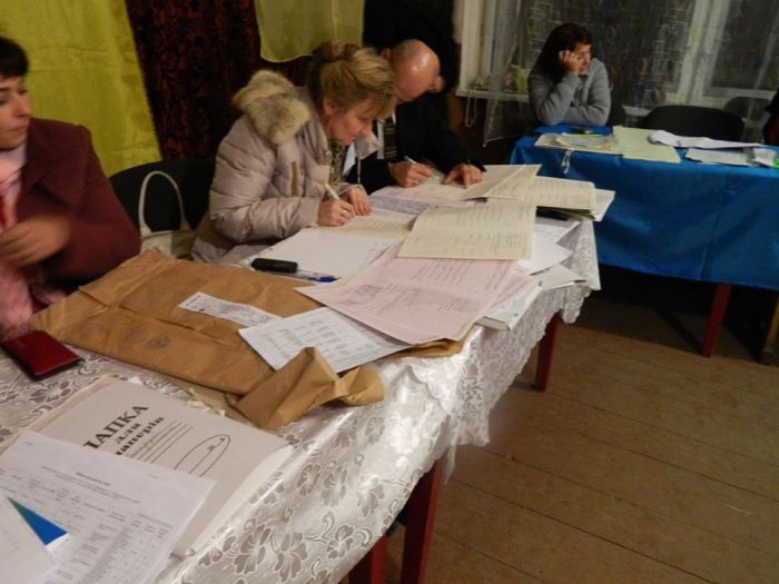На ДВК в Репинному ще о 13.00 почали ставити підписи під пустими бланками протоколів