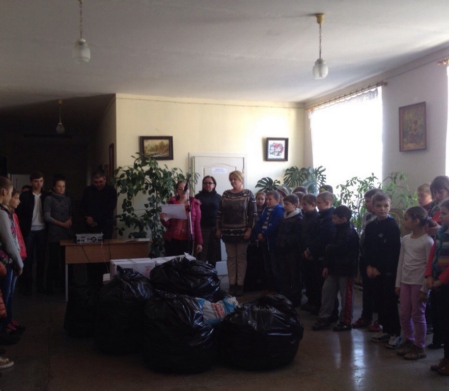 Іршавські гімназисти зібрали та відправили гуманітарну допомогу військовим та населенню на Сході (ФОТО)