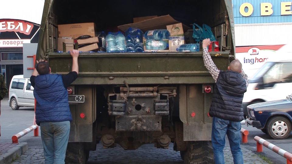 Для наших військових на Донбасі передали чергову вантажівку допомоги (ФОТО, ВІДЕО)