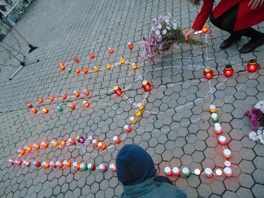 У Чопі у День Гідності ділились спогадами про дні на Майдані та виклали "лампадковий" тризуб (ФОТО)