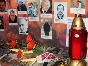 У Хусті вінки та квіти до пам’ятника Шевченку ставили з нагоди вшанування Дня Гідності та Свободи (ФОТО)