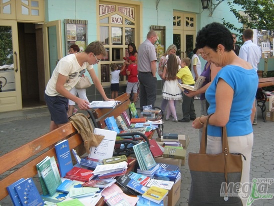 В Ужгороді другий день поспіль "доброчинно" продають і купують книжки