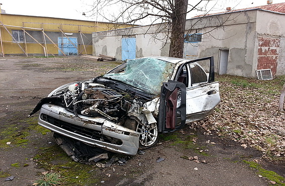 На Іршавщині після зіткнення "БМВ" з рекламним щитом, автівка опинилася у річці, а пасажирка потрапила до лікарні (ФОТО)