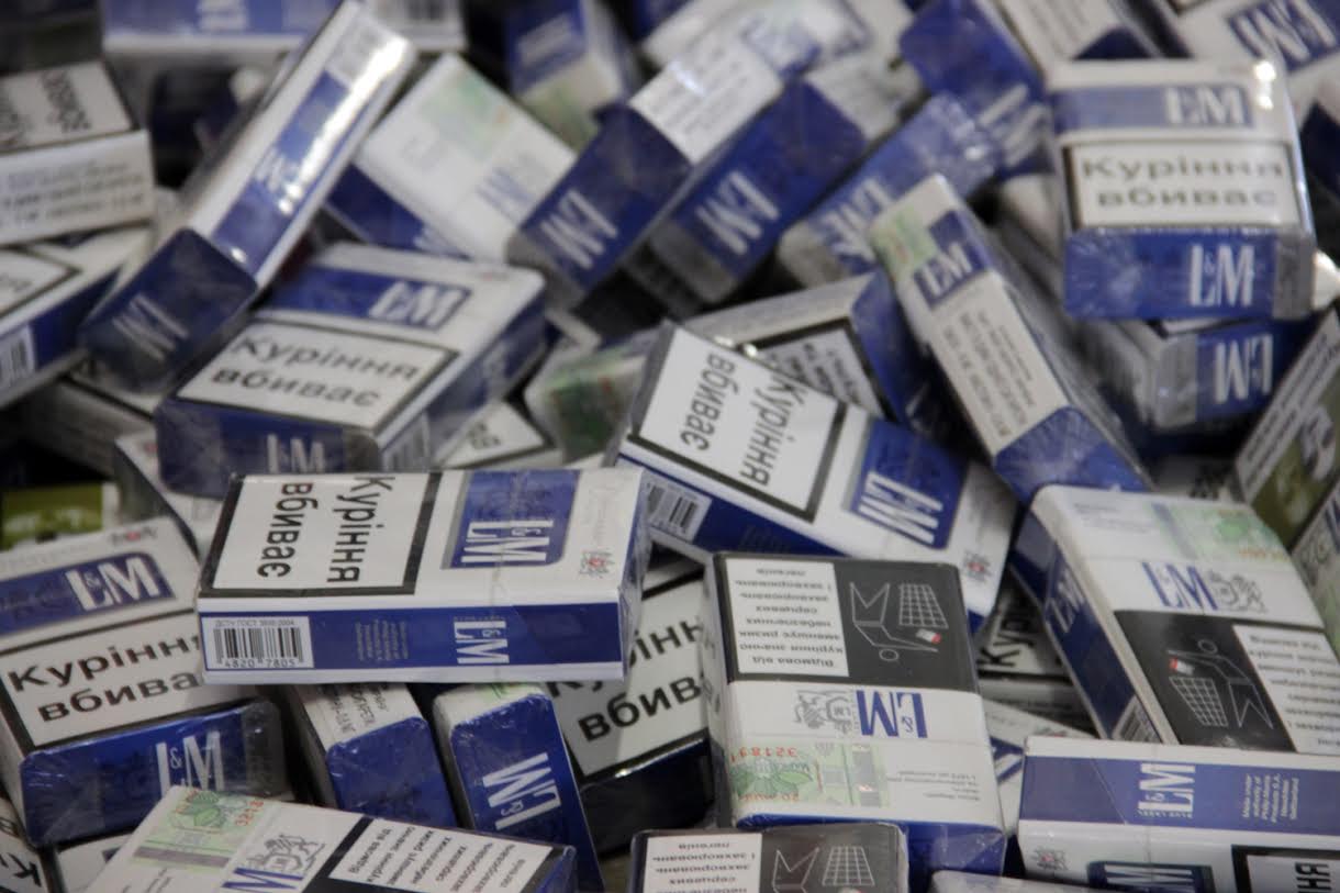 На митному посту "Ужгород" затримали грузина з тютюновою контрабандою вартістю у понад 400 тис грн (ФОТО)