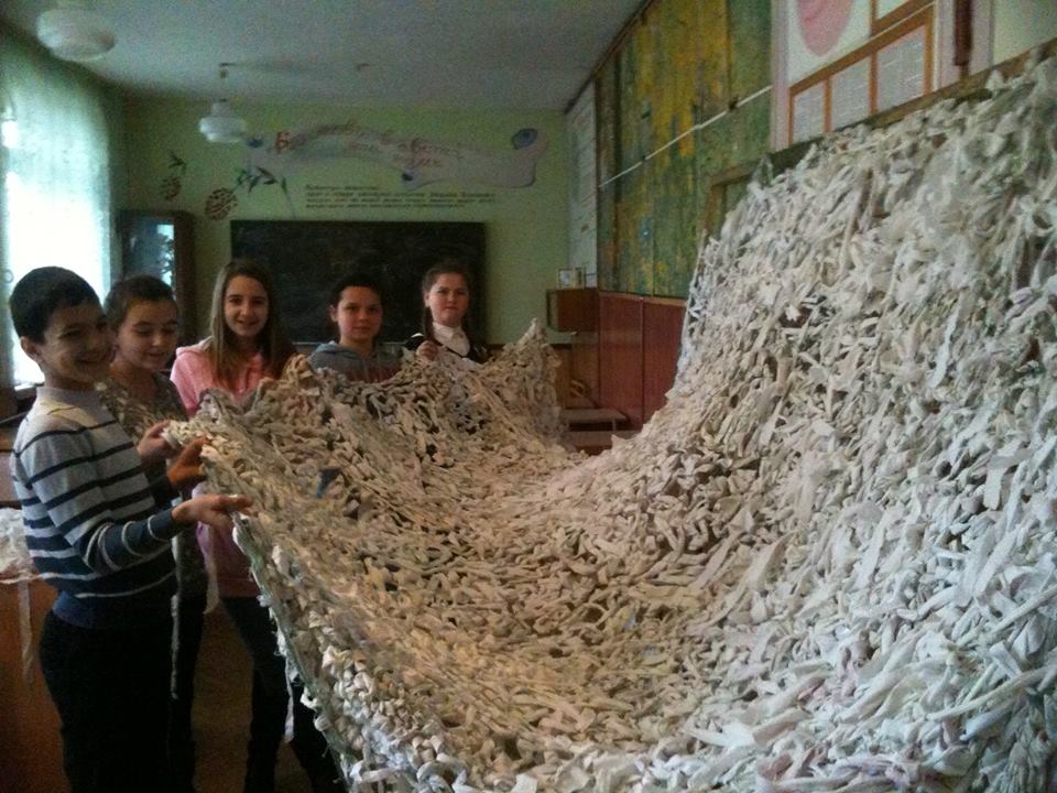 Мешканці Тячівщині продовжують активно допомагати армії: школярі плетуть маскувальні сітки, люди готують «сушениці» (ФОТО)