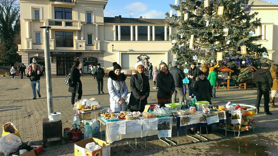6 тис грн та 100 євро на допомогу військовикам назбирали волонтери в Ужгороді, продаючи імбирний чай зі смаколиками (ФОТО)