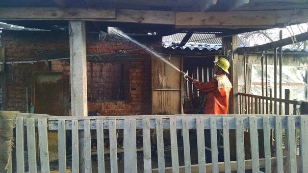 На Тячівщині через загоряння саморобної коптильні для сала сталася пожежа у надвірній споруді (ФОТО)