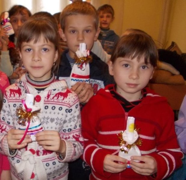 На Тячівщині діти, батьки та вчителі спільними зусиллями зібрали гумдопомогу та зробили обереги для бійців АТО (ФОТО)