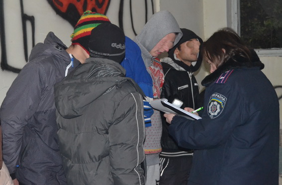 В Ужгороді підлітків затримали за куріння марихуани через "бульбулятор" (ФОТО)