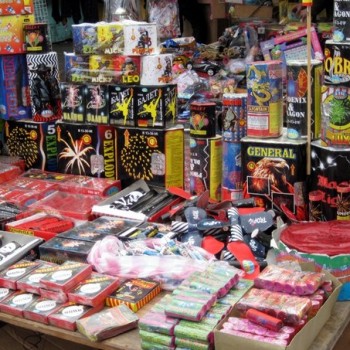 Попри прохання не влаштовувати новорічну "стрілянину", в Ужгороді – пік продажів піротехніки (ВІДЕО)