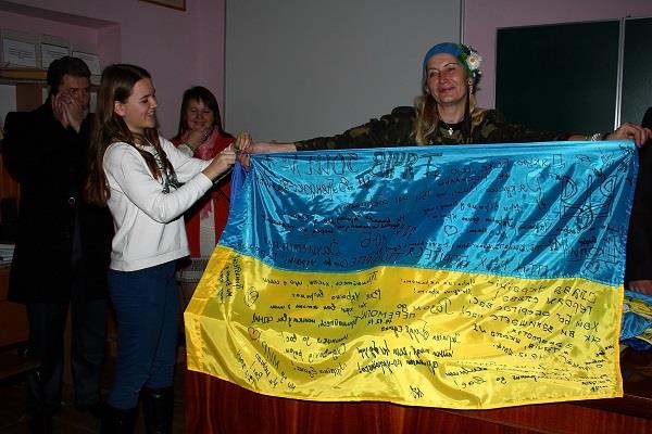 Чотири тячівські прапори передадуть ініціаторці Великої Української Ходи (ФОТО)