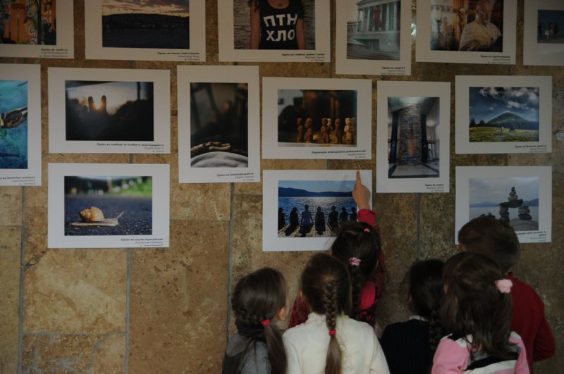 У ПАДІЮНі в Ужгороді ілюструють права людини у світлинах Міжнародної фотовиставки (ФОТО)