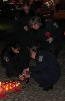 В Ужгороді міліціонери поклали свічки в пам