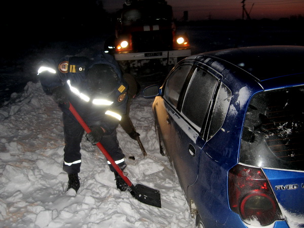 На Тернопільщині 8-х закарпатців визволили зі снігових заметів