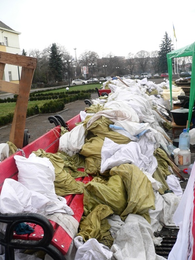В Ужгороді барикади на обласному Майдані міняють своє "наповнення" (ФОТО)