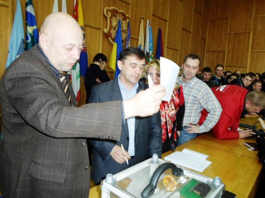 В Ужгородській міськраді перед тим, як опустити бюлетень у скриньку, депутати демонструють його громаді