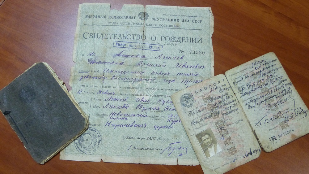 Раритетні документи із Закарпаття передали для майбутнього музею Державної міграційної служби України