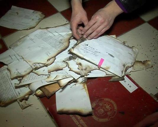 В Ужгороді у внутрішньому дворику СБУ невідомі палили якісь документи (ДОПОВНЕНО, ВІДЕО)