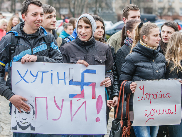 Студенти та викладачі УжНУ засудили російську агресію в Криму (ФОТО, ВІДЕО)