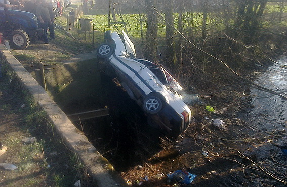 У Данилові Хустського району з мосту перекинулось авто: водій помер, двоє пасажирів у лікарні