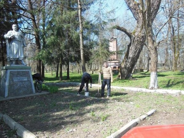 У Буштині активісти навели лад у селищному парку (ФОТО)