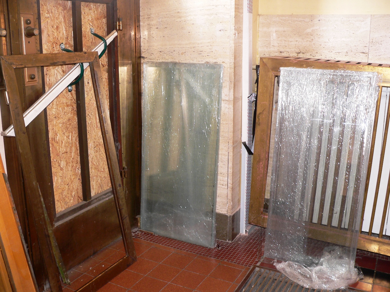 Три пари відреставрованих дверей в будівлю Закарпатської ОДА встановлюватимуть почергово