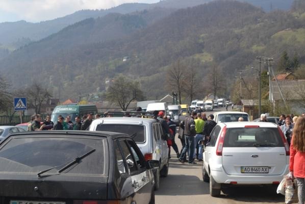 Через переговори громада Рахівщини тимчасово розблокувала дорогу Мукачево - Рогатин