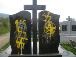 У Виноградові вандали нівечать могили на міському кладовищі (ФОТО)