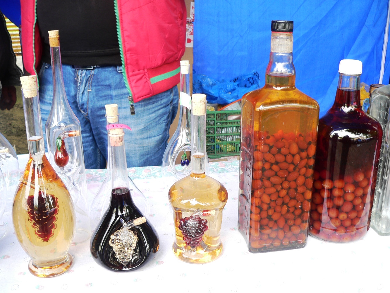В Ужгороді три дні дегустуватимуть мед та вино: від сьогодні до неділі у місті триває фестиваль "Сонячний напій" (ФОТО)