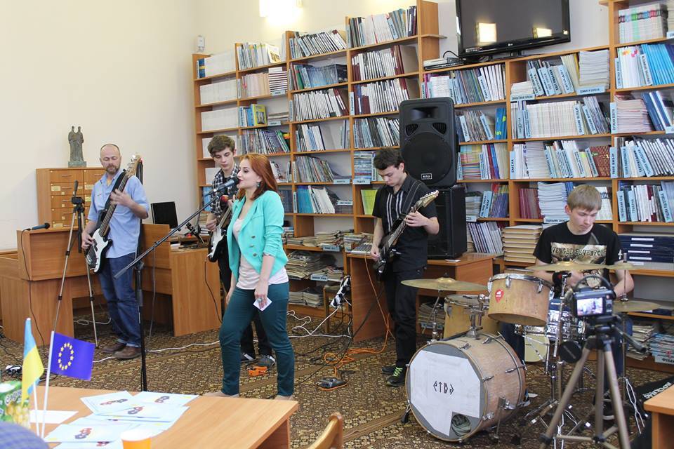 Ужгородці відгуляли на "Рок-вечорницях" в обласній бібліотеці (ФОТО, ВІДЕО)