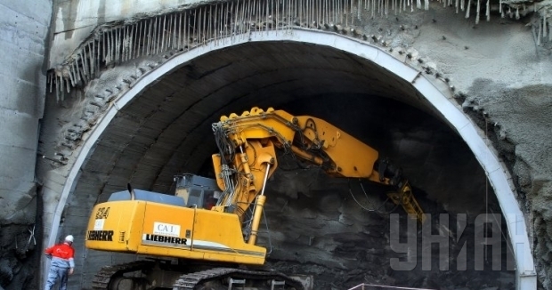 Будівельники вже проклали перші 225 м шляхів Бескидського тунелю