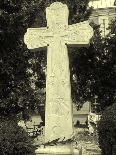 В Ужгороді урочисто освятили хрест коло Кафедрального собору (ФОТО)